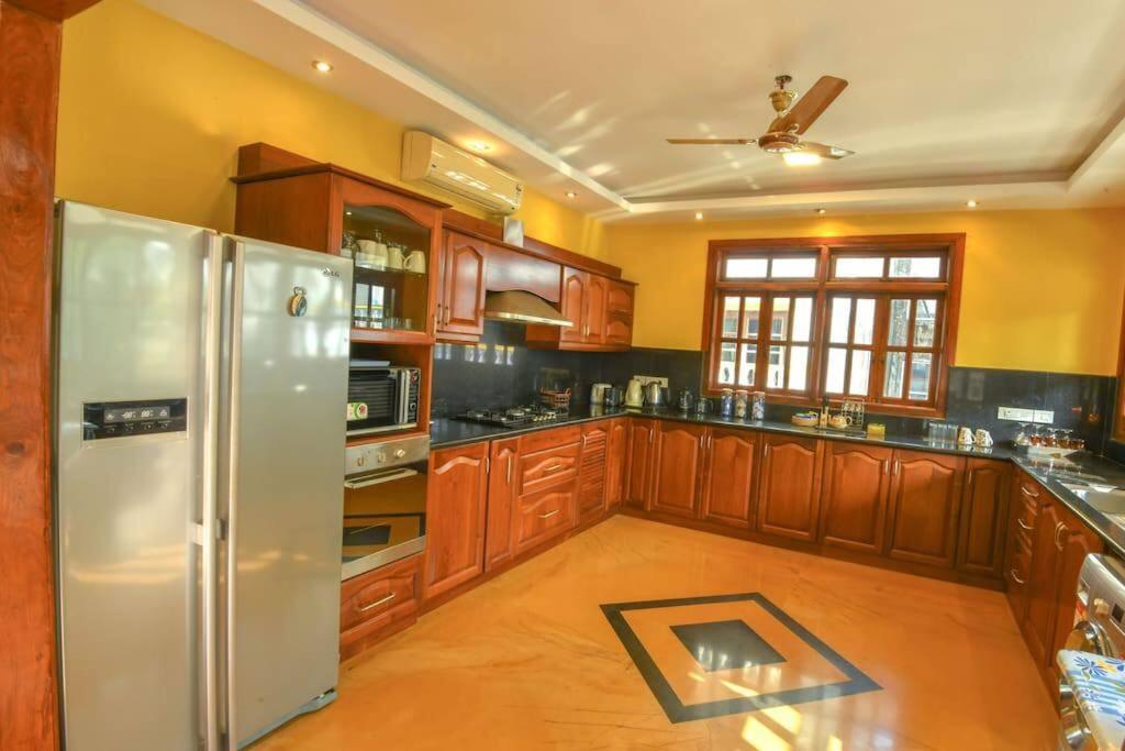 Villa Nazuri W Caretaker แคนโดลิม ภายนอก รูปภาพ