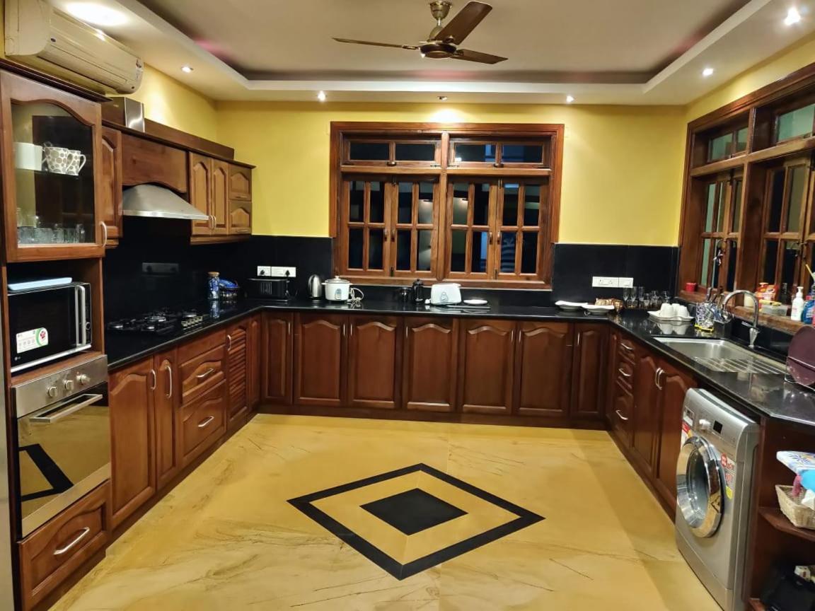 Villa Nazuri W Caretaker แคนโดลิม ภายนอก รูปภาพ
