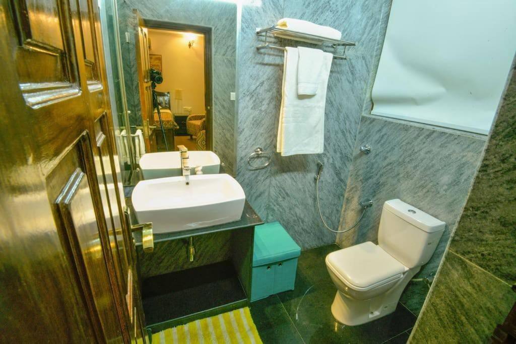 Villa Nazuri W Caretaker แคนโดลิม ภายนอก รูปภาพ